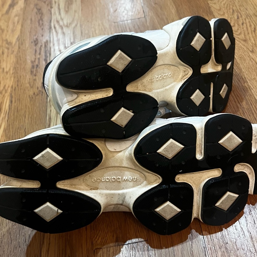 New Balance White and Black 9060 - Picture 5 of 6